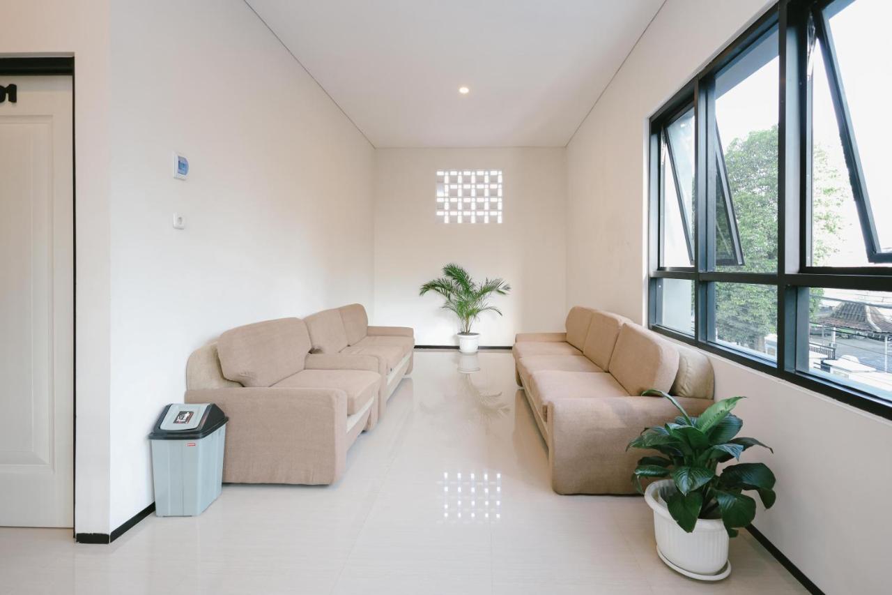 Urbanview B Syariah Lumajang By Reddoorz Hotell Exteriör bild