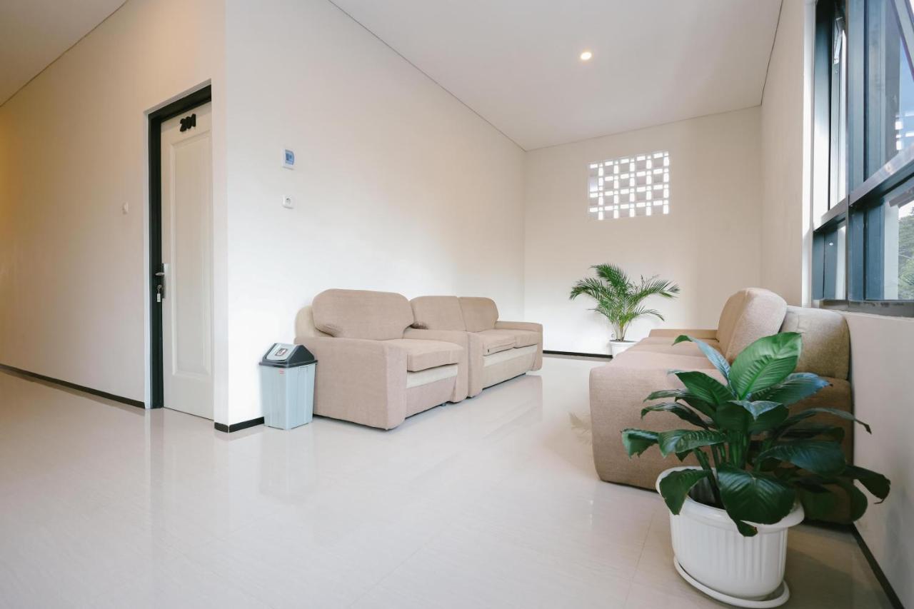 Urbanview B Syariah Lumajang By Reddoorz Hotell Exteriör bild