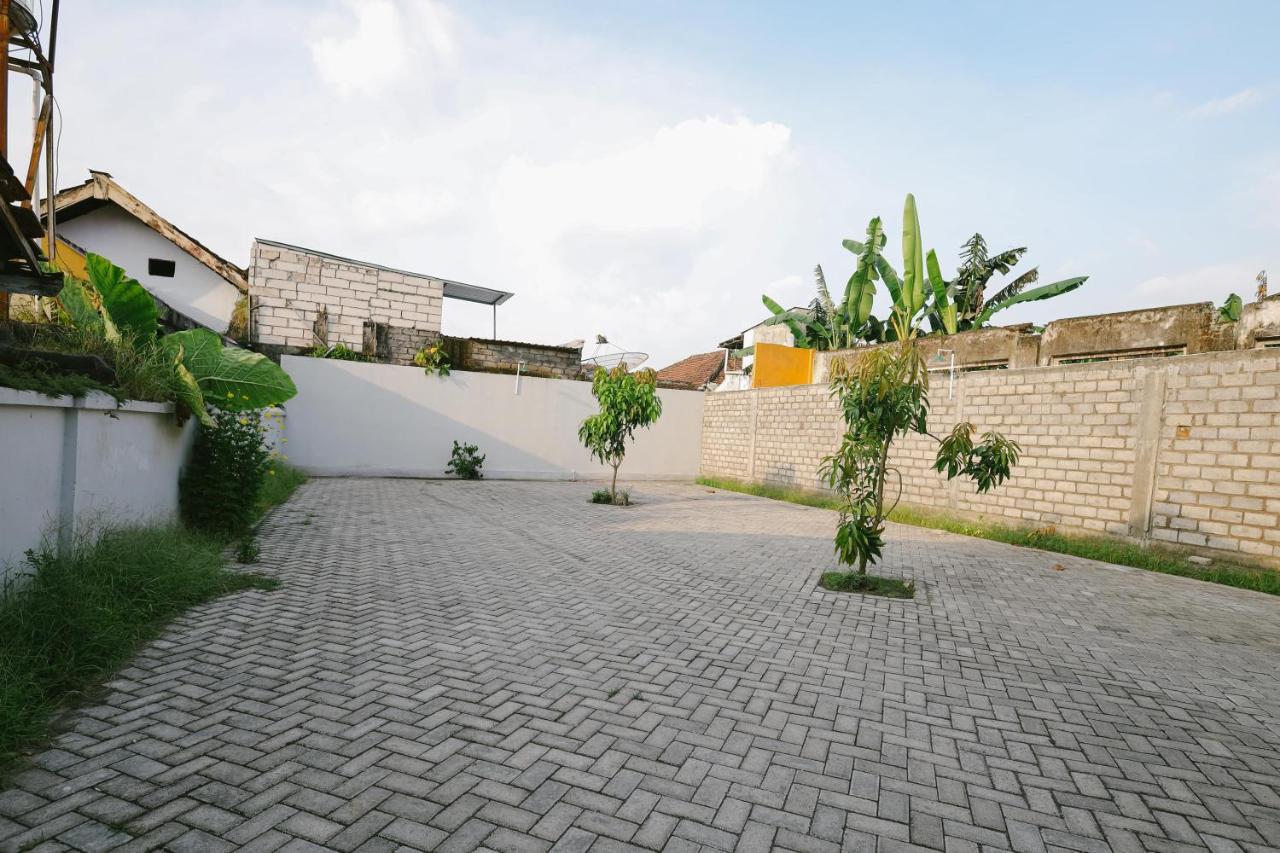 Urbanview B Syariah Lumajang By Reddoorz Hotell Exteriör bild